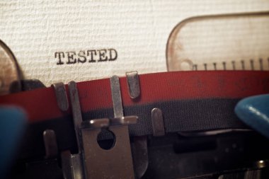 Kelime bir daktiloyla test edildi.