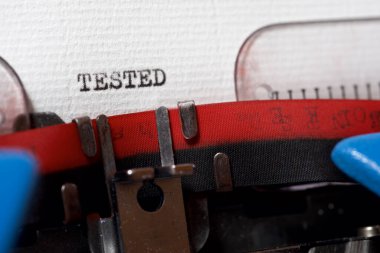 Kelime bir daktiloyla test edildi.