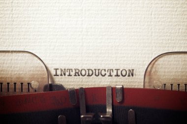 Giriş kelimesi bir daktilo ile yazıldı..