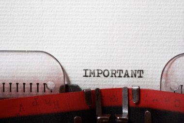 Daktiloyla yazılmış önemli bir kelime.