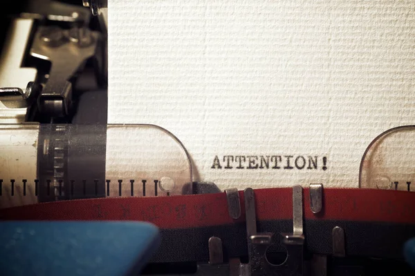 Daktiloyla yazılmış dikkat kelimesi..