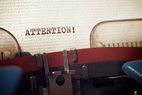 Daktiloyla yazılmış dikkat kelimesi..