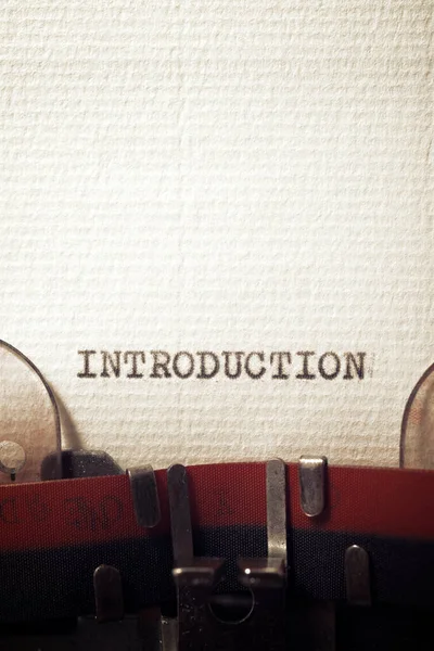 Giriş kelimesi bir daktilo ile yazıldı..