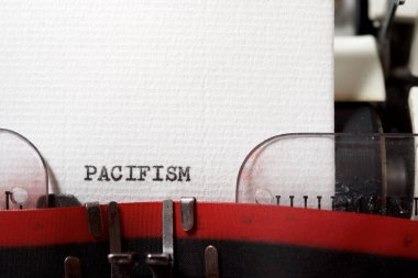 Bir daktiloyla yazılmış pasifizm kelimesi.