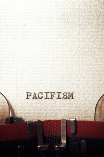 Palavra Pacifismo Escrito Com Uma Máquina Escrever — Fotografia de Stock