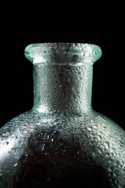 Cam şişeyi kapat..