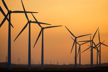 Elektrik üretimi için yel değirmenleri, Zaragoza Eyaleti, İspanya Aragon.