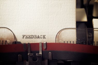 Daktiloyla yazılmış geri bildirim sözcüğü.