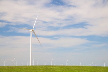 Elektrik üretimi için rüzgar türbinleri, Zaragoza ili, İspanya Aragon.