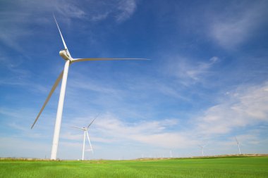 Elektrik üretimi için rüzgar türbinleri, Zaragoza ili, İspanya Aragon.