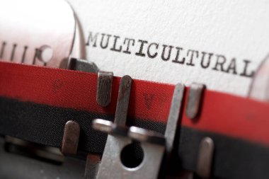 Daktiloyla yazılmış çok kültürlü kelimesi..