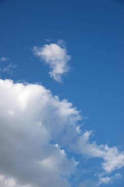 İspanya 'da beyaz bulutlar ve mavi gökyüzü.