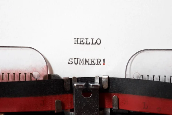 タイプライターで書かれたこんにちは夏のフレーズ — ストック写真