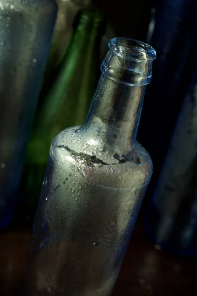 Γυάλινα Μπουκάλια Ένα Τραπέζι — Φωτογραφία Αρχείου