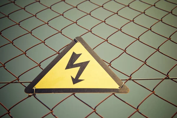 Elektryczny Znak Zagrożenia Umieszczony Metalowym Ogrodzeniu — Zdjęcie stockowe