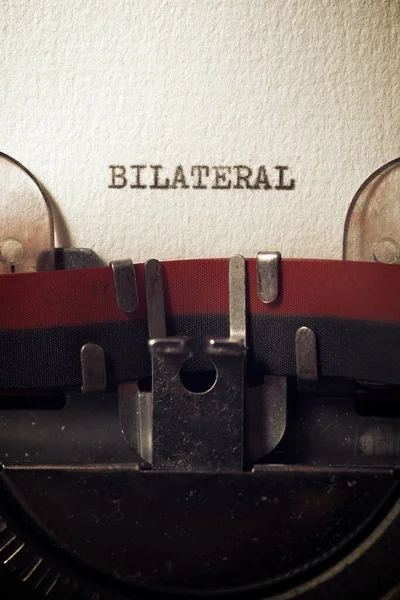 Ordet Bilateral Skriven Med Skrivmaskin — Stockfoto