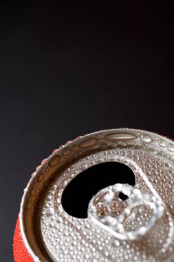 Masadaki bir kutu sodanın yakın çekimi..