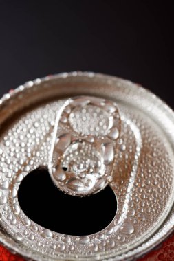 Masadaki bir kutu sodanın yakın çekimi..