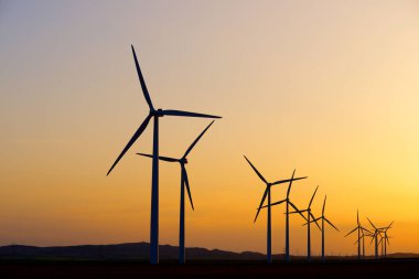 Elektrik üretimi için yel değirmenleri, Zaragoza Eyaleti, İspanya Aragon.