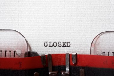 Kelime bir daktilo ile yazılmış..