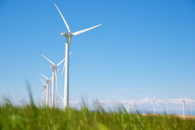 Elektrik üretimi için rüzgar türbinleri, Zaragoza ili, İspanya Aragon.