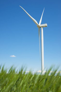 Elektrik üretimi için rüzgar türbinleri, Zaragoza ili, İspanya Aragon.