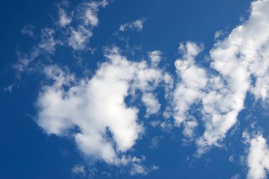 İspanya 'da beyaz bulutlar ve mavi gökyüzü.