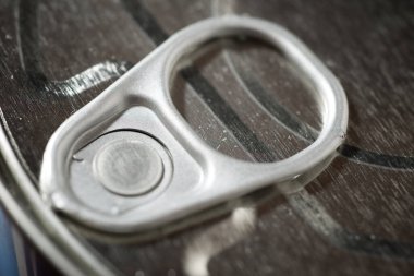 Bir grup alüminyum kutunun yakınlaştırılması.