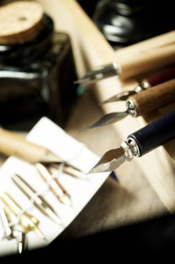 Kaligrafi için tahta bir kutuda kalem ucu..