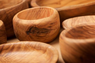 Kahverengi bir masada ahşap kaseler..