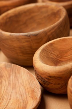 Kahverengi bir masada ahşap kaseler..