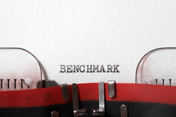 Palavra Benchmark Escrita Com Uma Máquina Escrever — Fotografia de Stock