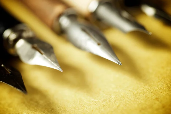 Federhalter Für Kalligrafie Auf Gelbem Handgeschöpftem Bastelpapier — Stockfoto