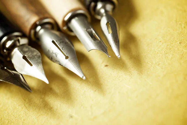 Bolígrafos Para Caligrafía Sobre Papel Artesanal Amarillo —  Fotos de Stock