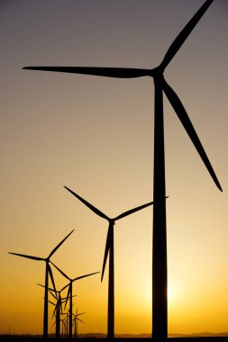 Elektrik üretimi için yel değirmenleri, Zaragoza Eyaleti, İspanya Aragon.