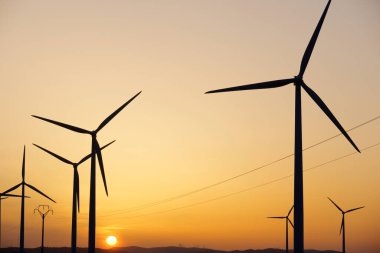 Elektrik üretimi için yel değirmenleri, Zaragoza Eyaleti, İspanya Aragon.