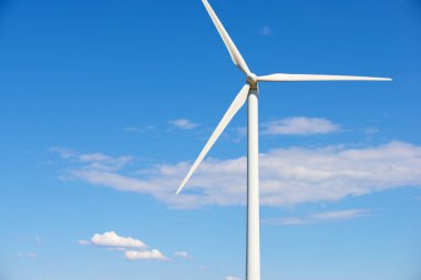 Elektrik üretimi için rüzgar türbini, Zaragoza ili, İspanya Aragon.