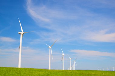 Elektrik üretimi için rüzgar türbinleri, Zaragoza ili, İspanya Aragon.