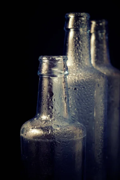 Glasflaschen Auf Einem Tisch — Stockfoto