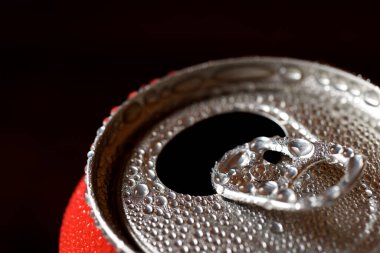 Masadaki bir kutu sodanın yakın çekimi..