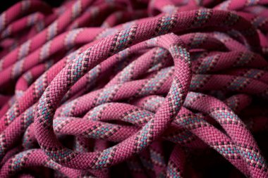 Pembe tırmanma ipi. Yaklaş..