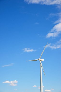 Elektrik üretimi için rüzgar türbini, Zaragoza ili, İspanya Aragon.