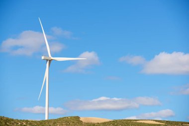 Elektrik üretimi için rüzgar türbini, Zaragoza ili, İspanya Aragon.