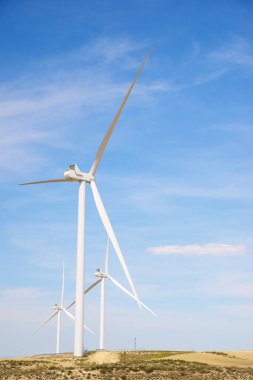 Elektrik üretimi için rüzgar türbinleri, Zaragoza ili, İspanya Aragon.