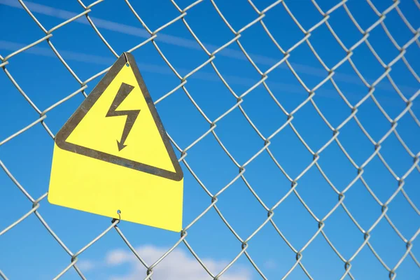 Elektryczny Znak Zagrożenia Umieszczony Metalowym Ogrodzeniu — Zdjęcie stockowe