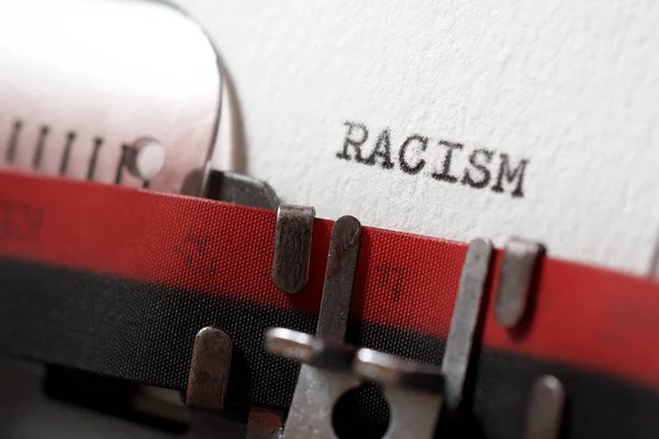 用打字机写的种族主义这个词 — 图库照片
