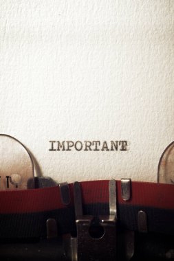 Daktiloyla yazılmış önemli bir kelime.