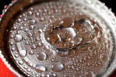 Masadaki bir kutu sodanın yakın çekimi..