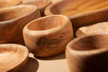 Kahverengi bir masada ahşap kaseler..