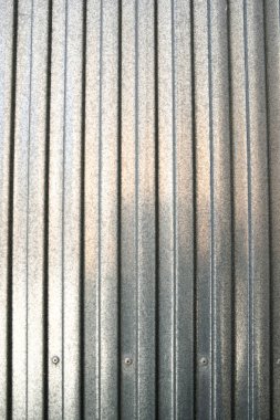 Arka plan modern bir cephenin metal yüzeyi ile oluşturuldu.